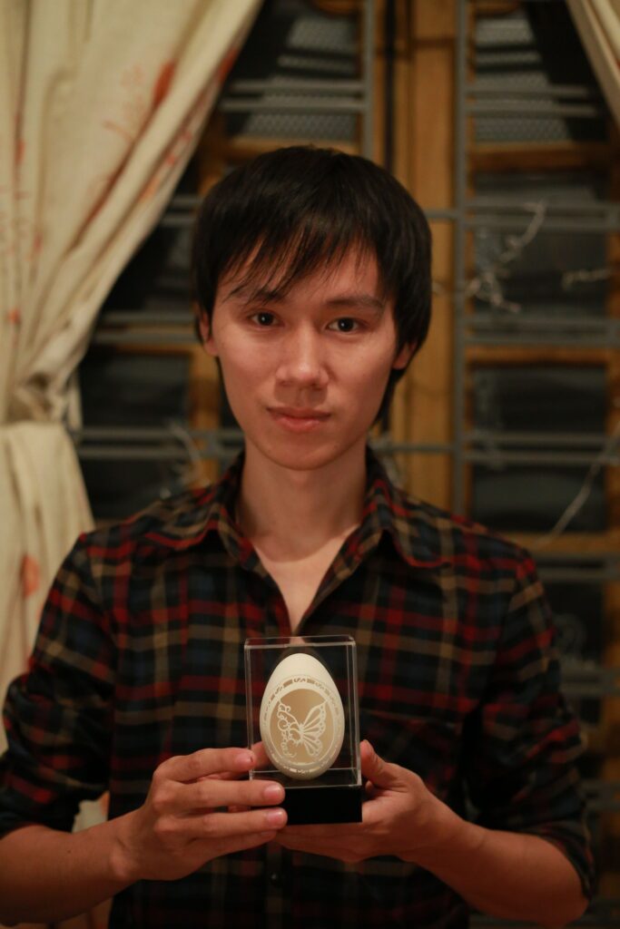 Tên thật là Phạm Trung Thắng, hiện tại đang là một nghệ nhân điêu khắc vỏ trứng, sinh sống tại Hải Phòng. Anh theo đuổi nghệ thuật điêu khắc vỏ trứng gần 12 năm và là người tiên phong theo đuổi bộ môn nghệ thuật này tại thành phố Cảng và Việt Nam.